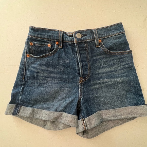 Barely worn Levi’s Shorts | Size 25 - Picture 3 of 6